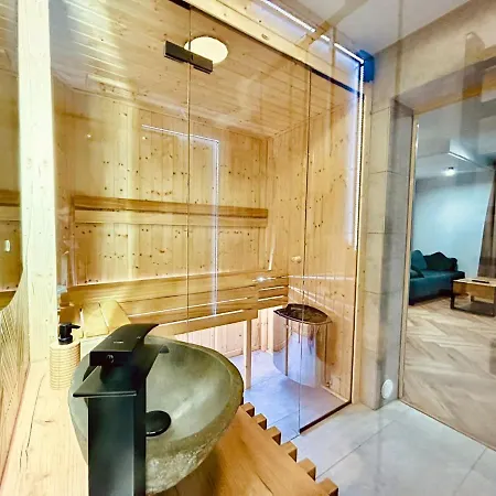 Zora Centrum + Sauna شقة